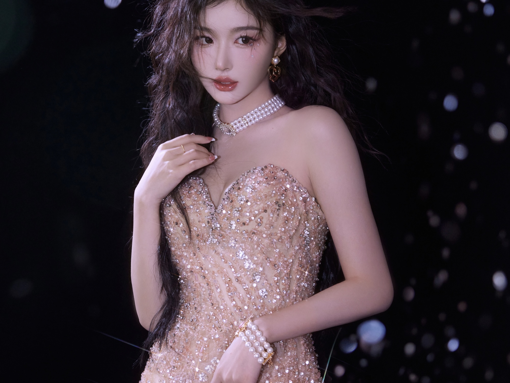 孔雪儿穿亮片抹胸裙吸睛 卷发红唇明艳动人