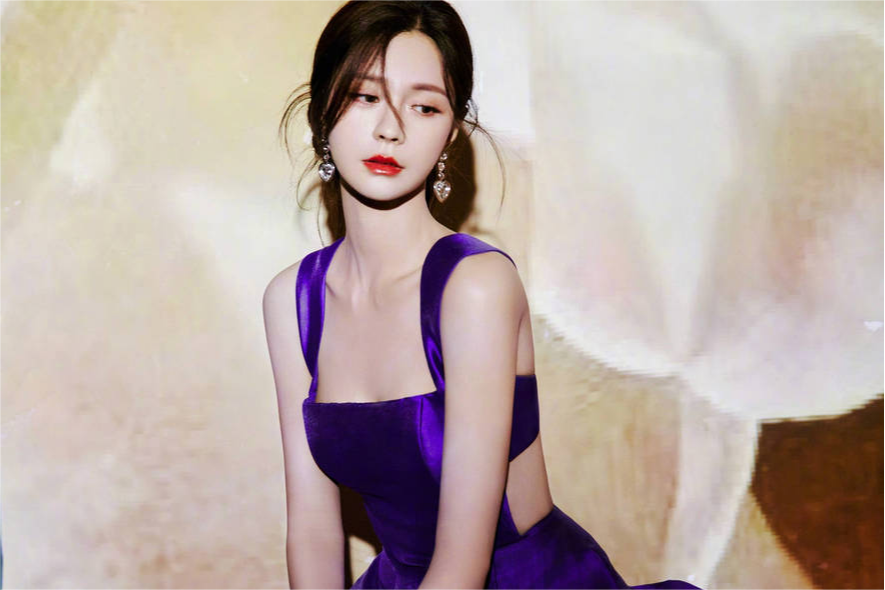 沈梦辰露性感美背 散发迷人的熟女气质
