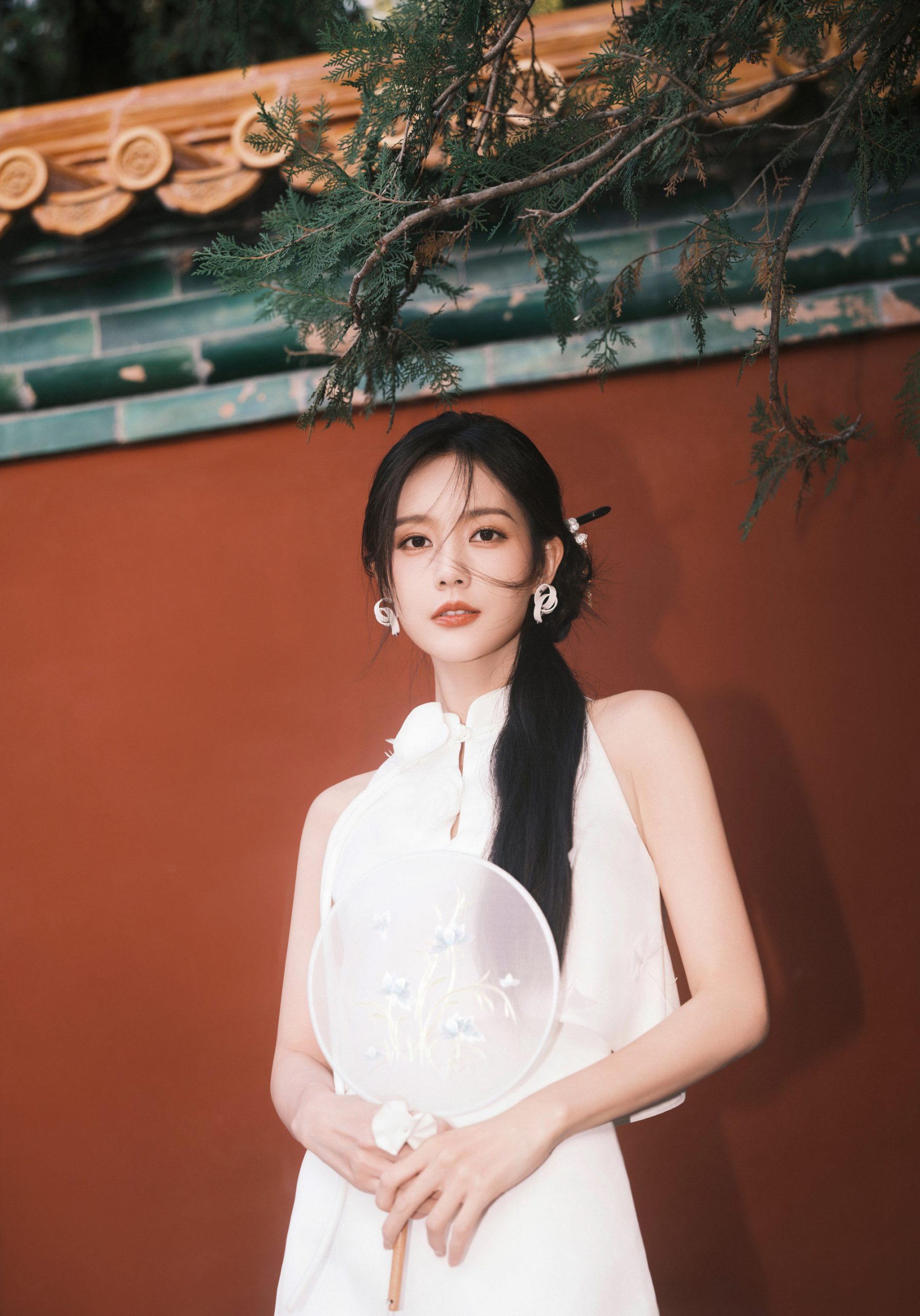 李一桐新中式造型好温柔 手执团扇侧颜优越