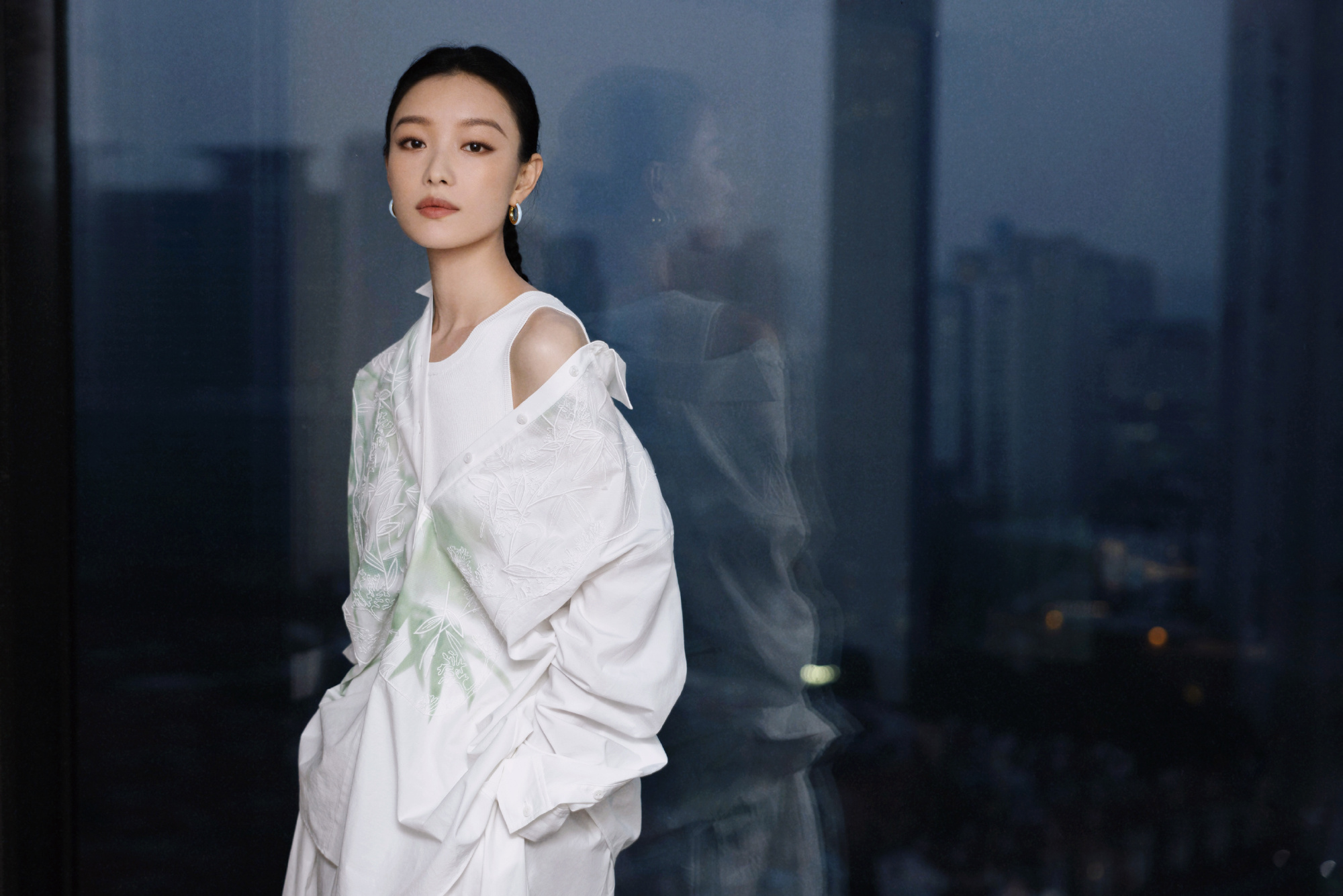 倪妮新中式造型优雅别致 气质清冷迷人
