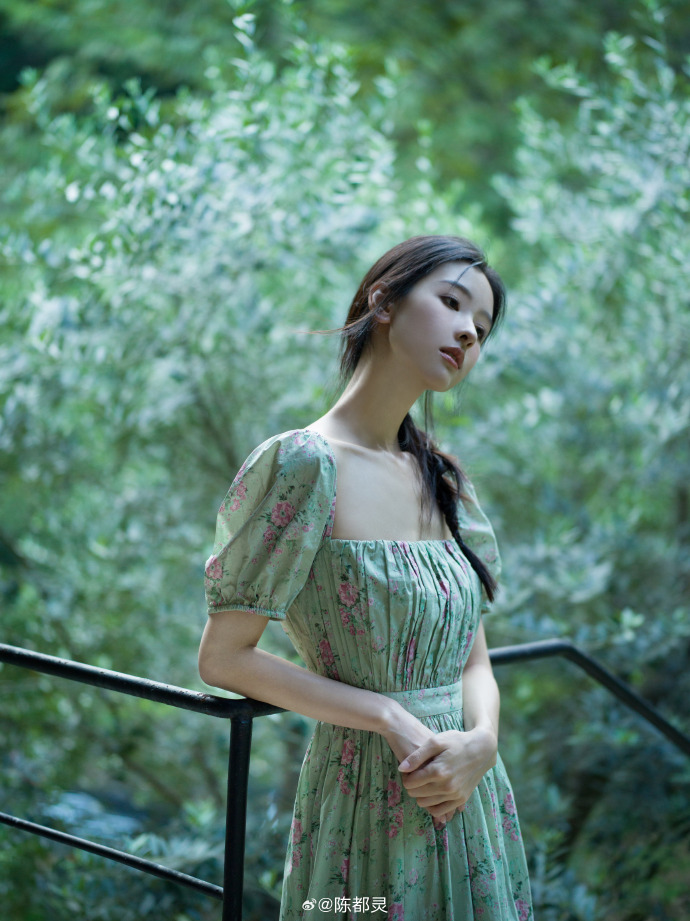 陈都灵扎麻花辫拍写真 绿色碎花长裙显清纯