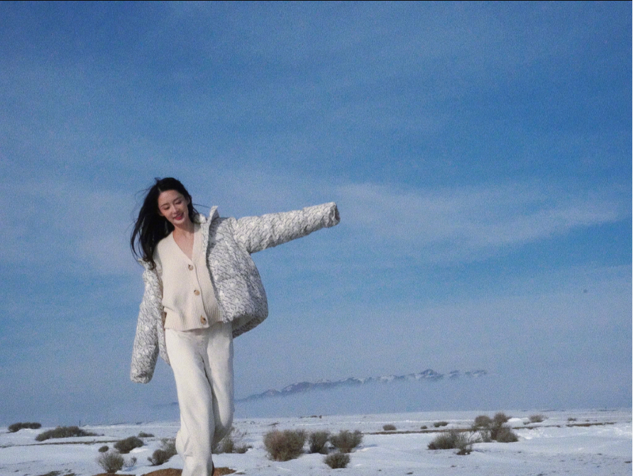 李沁穿白衣在雪地奔跑 笑容灿烂甜美