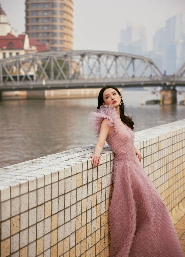 甜美迷人！李沁穿裸粉色露背纱裙像花一样