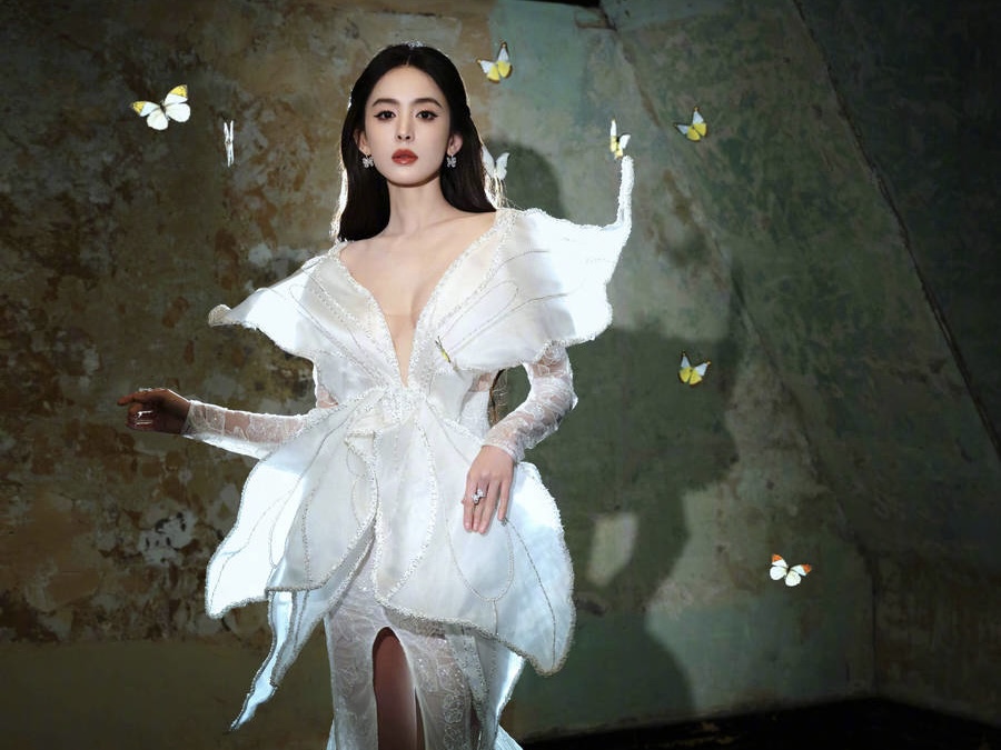 古力娜扎穿白色蝴蝶裙 灵动轻盈如神女降临