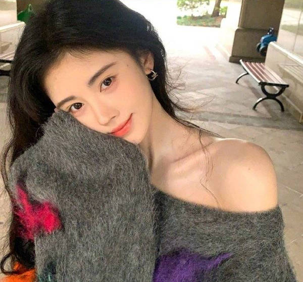 鞠婧祎晒慵懒风随拍 半露香肩锁骨抢镜