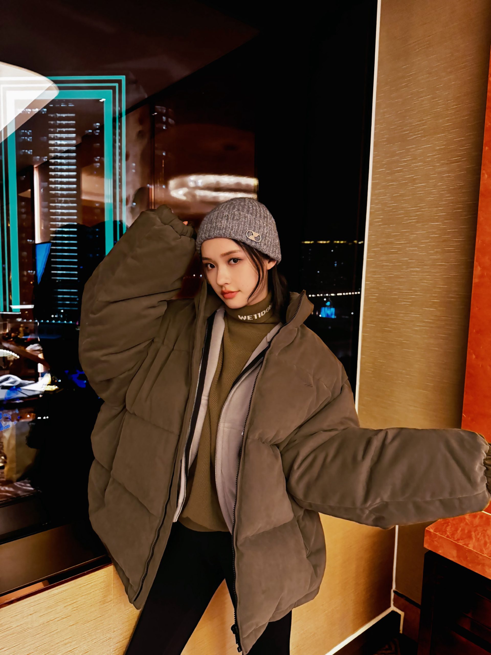 林允戴毛线帽裹棉服 闭眼甜笑卖萌
