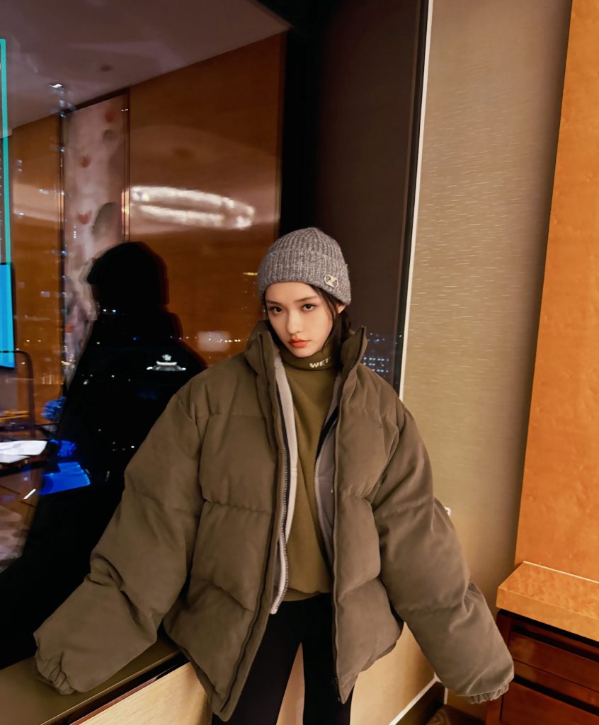林允戴毛线帽裹棉服 闭眼甜笑卖萌