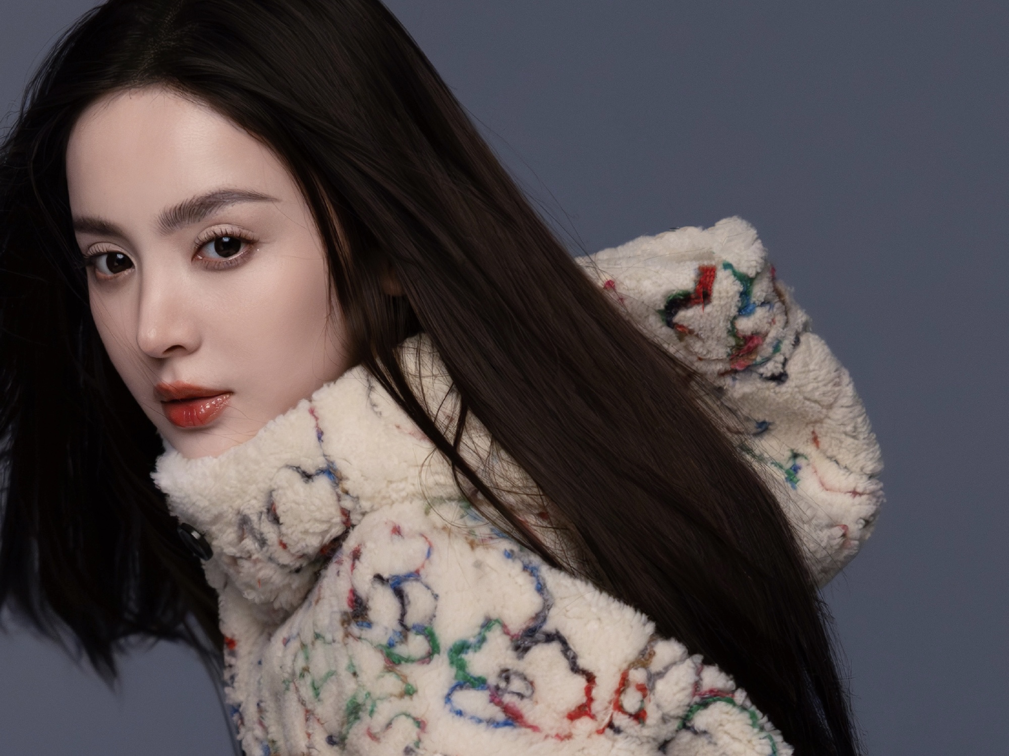 娜扎拍杂志花絮曝光 与狗狗贴脸合影