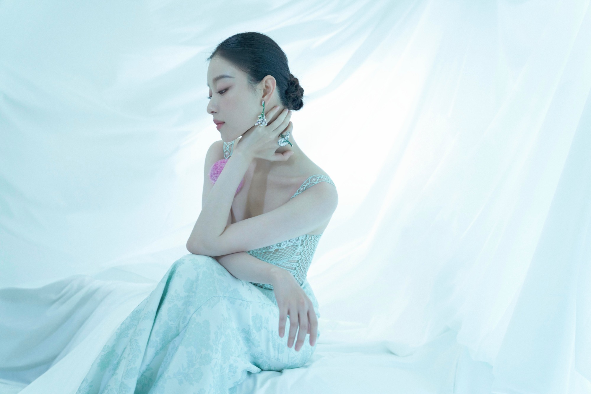 复古名伶登场，华丽的聚光即将把倪妮点亮