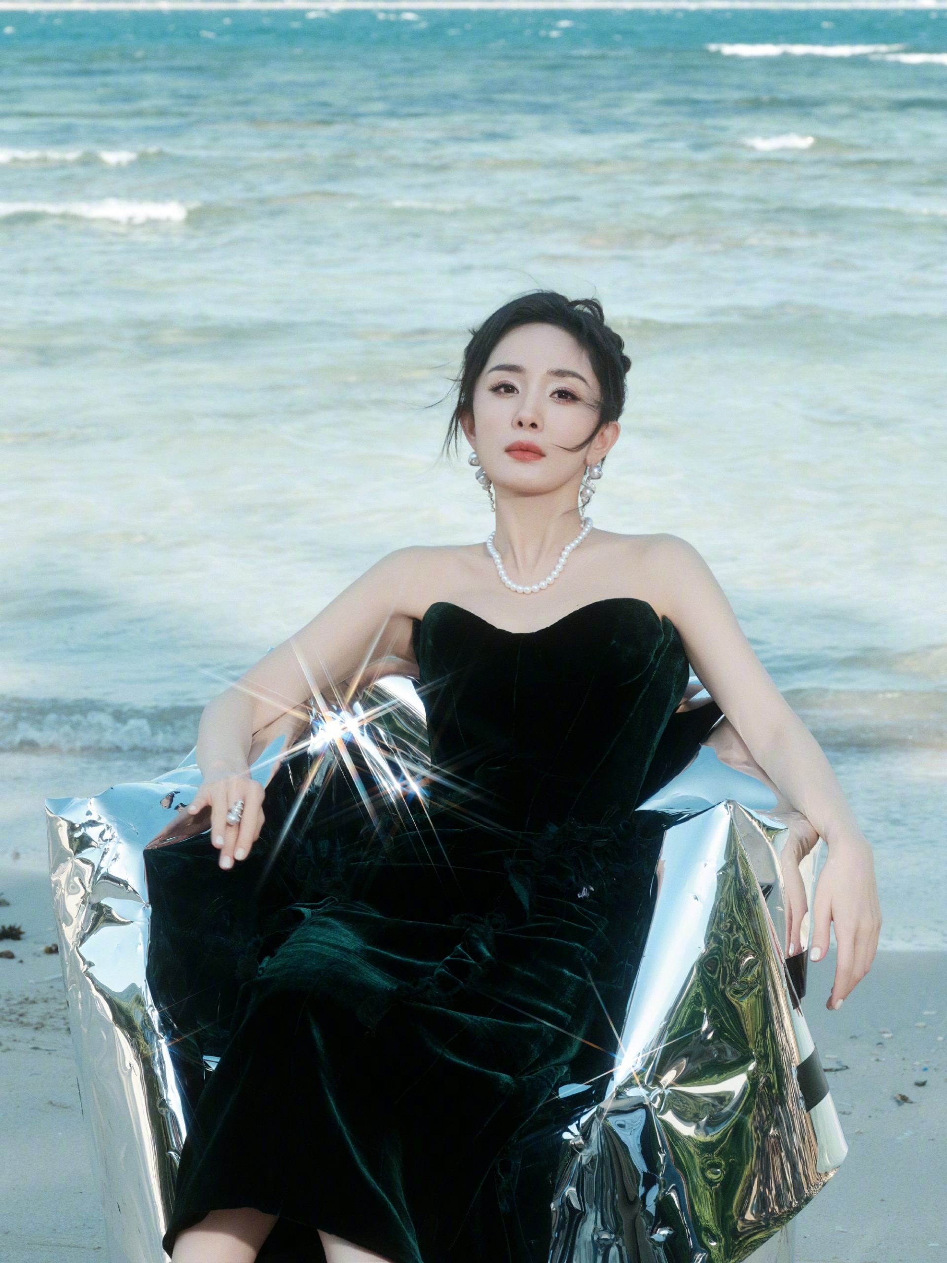 杨幂柔美与自然共鸣，温暖而不燥