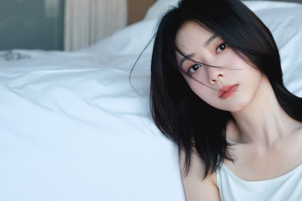 谭松韵穿白色吊带清纯可人 笑容甜美治愈