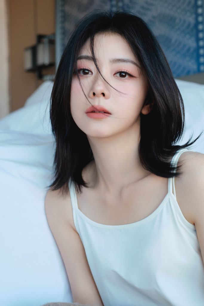 谭松韵穿白色吊带清纯可人 笑容甜美治愈