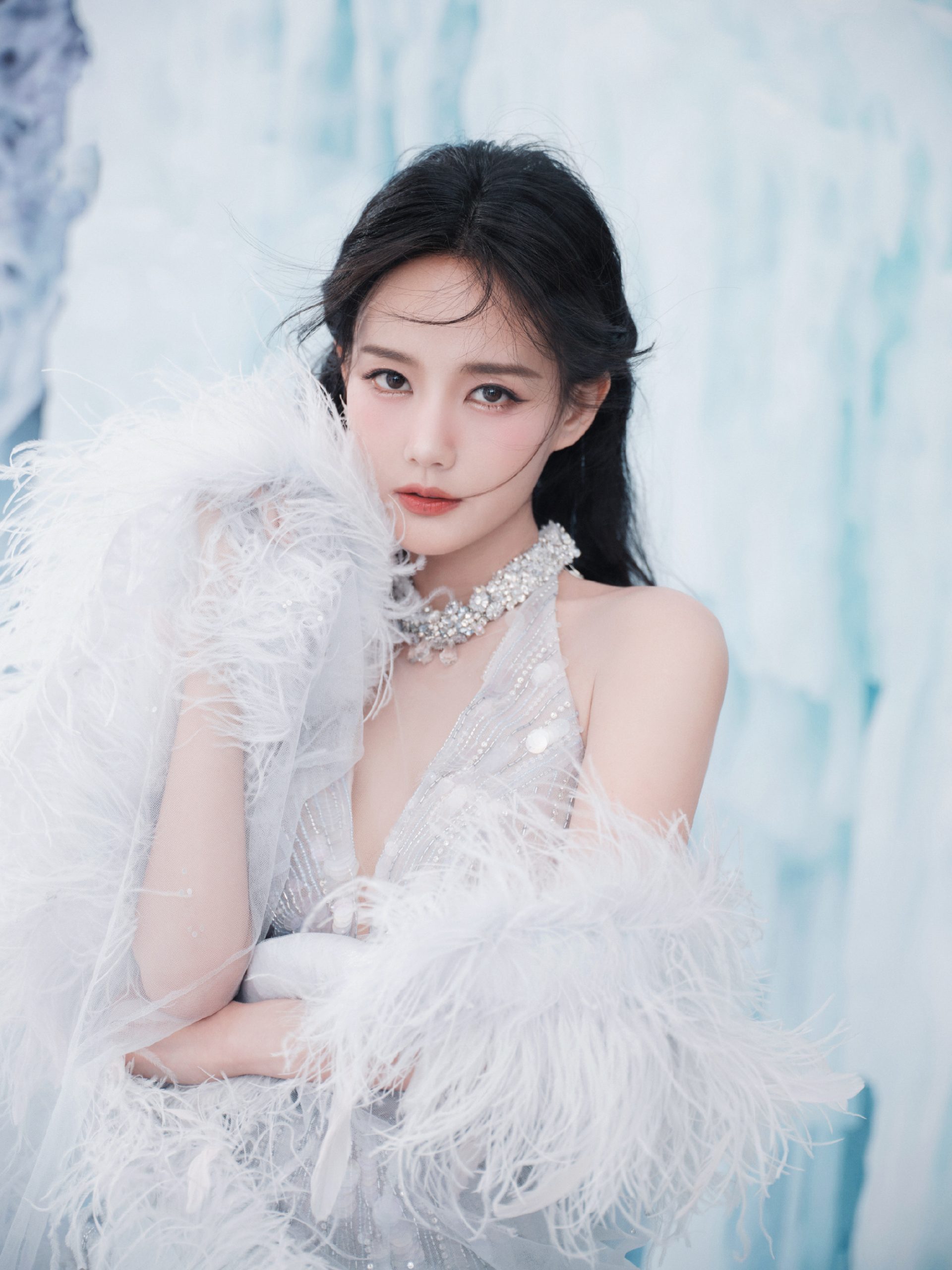 李一桐穿亮片裙裹羽毛披肩 气质清冷又迷人