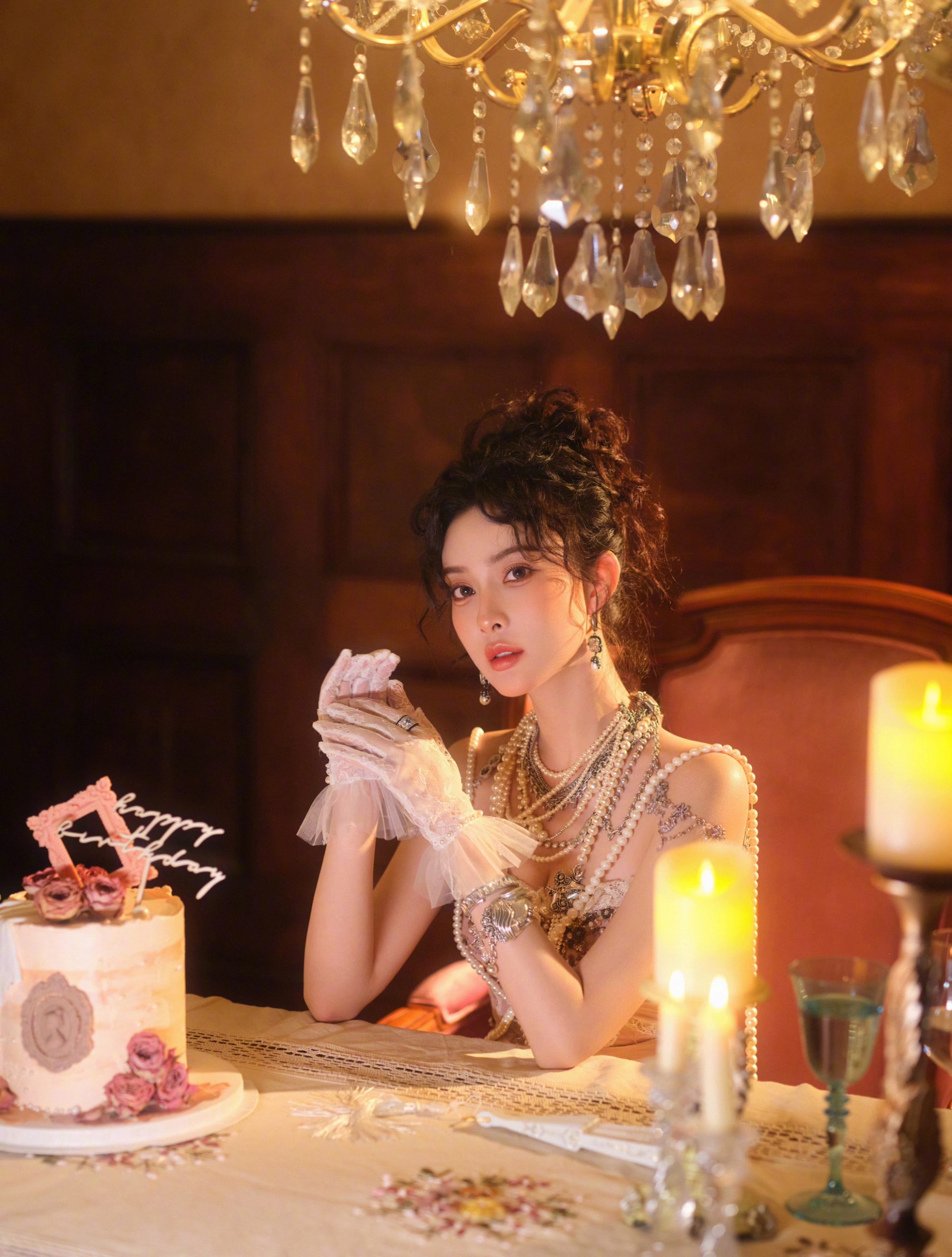 孟子义穿粉裙戴白蕾丝手套 美艳娇俏太撩人