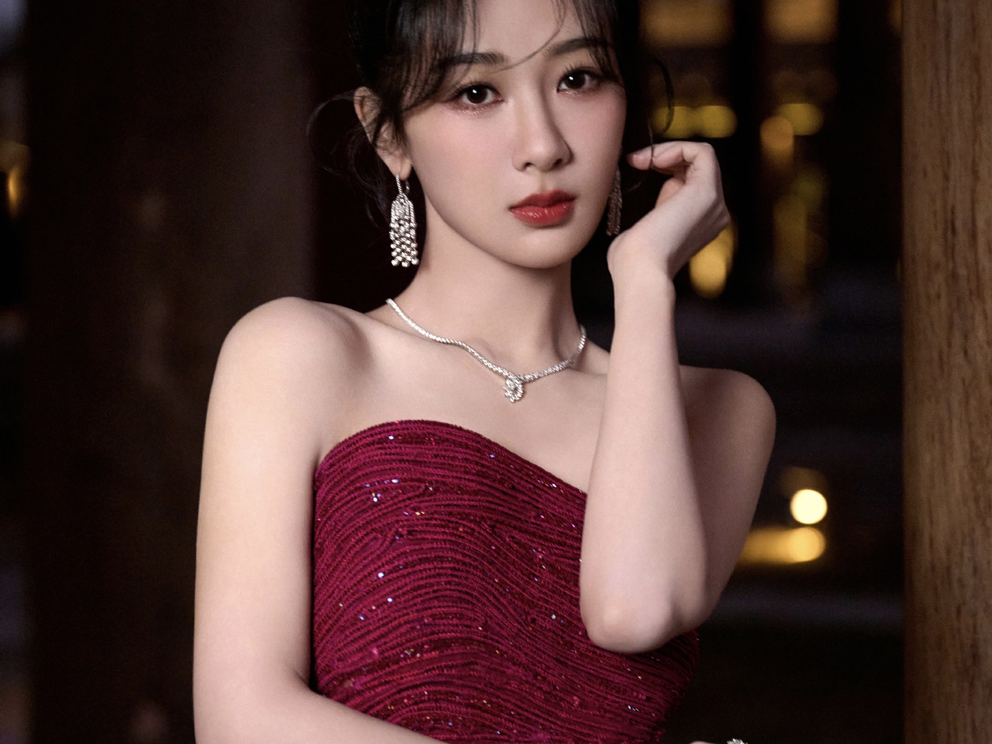 杨紫穿紫红色抹胸裙秀香肩 化身暗夜玫瑰
