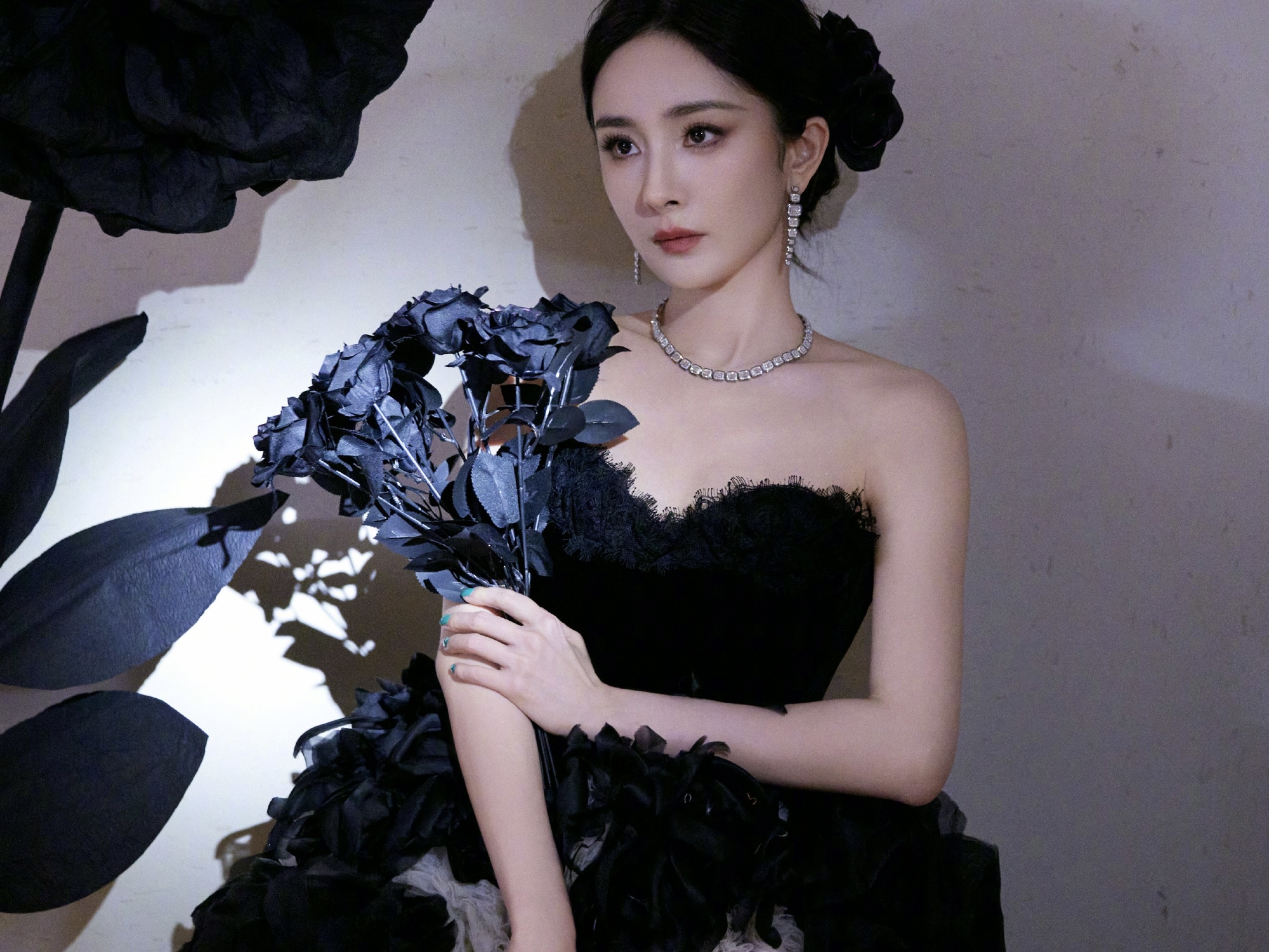 杨幂穿黑白拼色礼服秒变女王 优雅又迷人