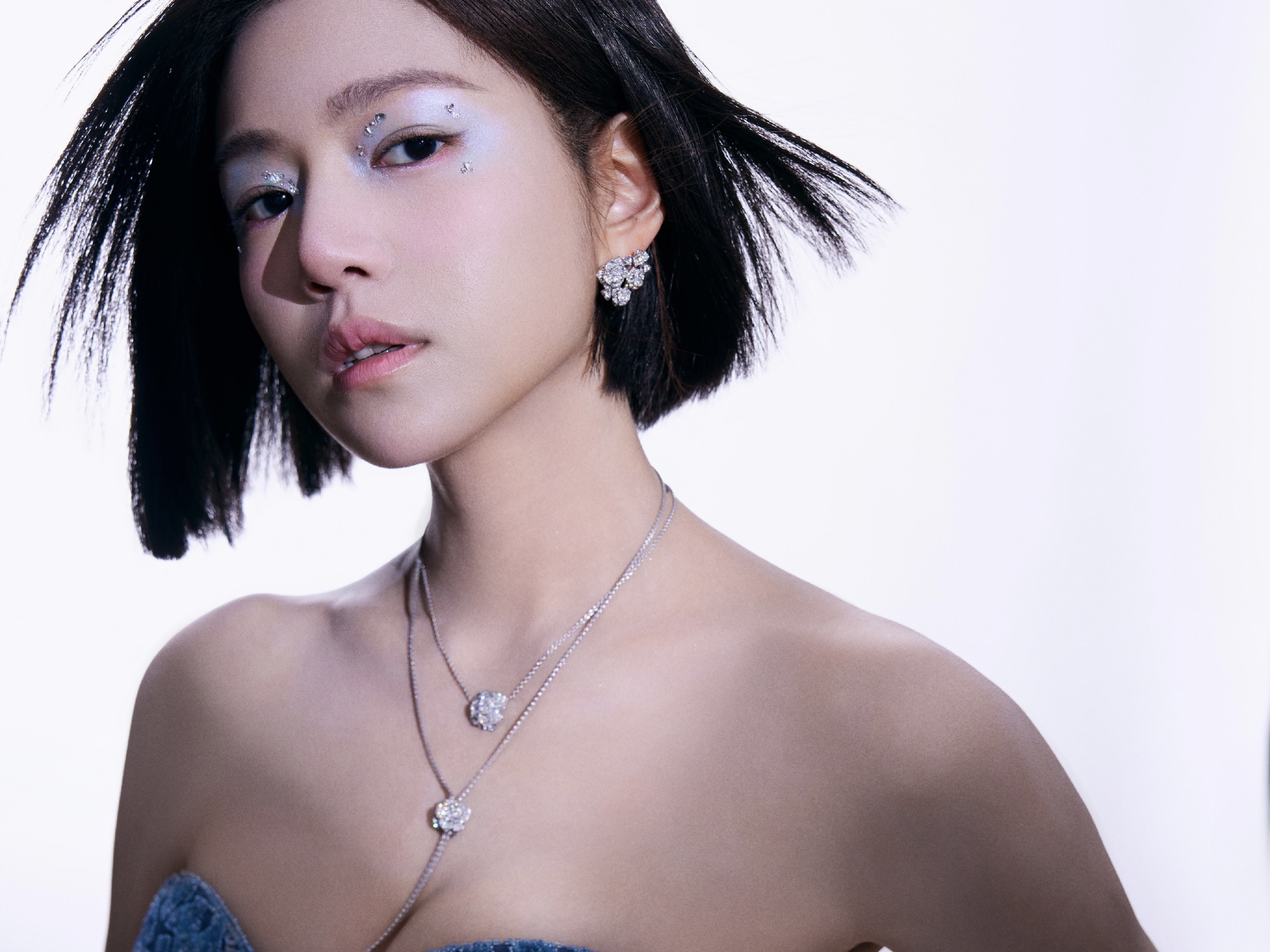 陈妍希穿抹胸裙勾勒好身材 妆容吸睛十足