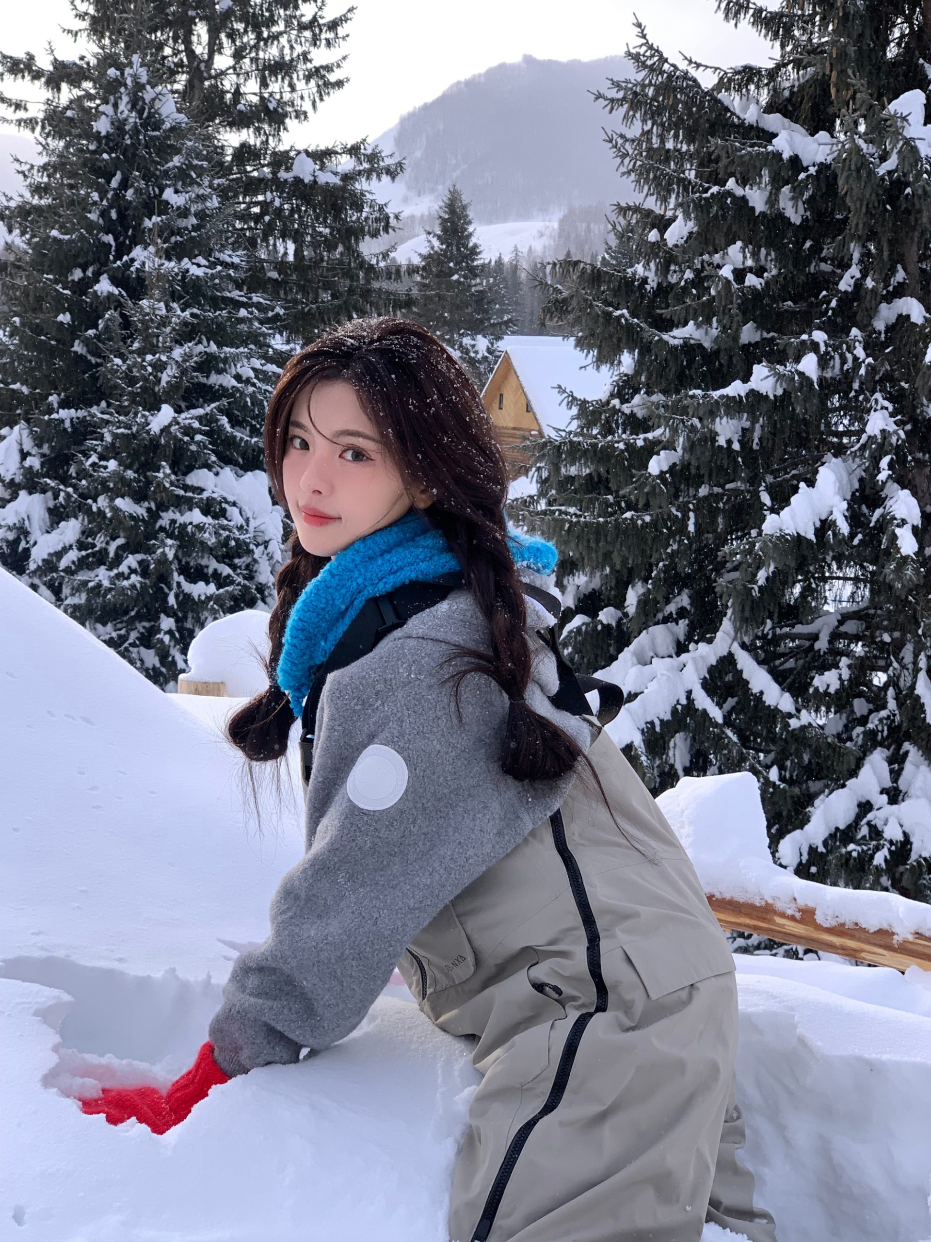 杨超越扎麻花辫穿背带裤 戴红手套玩雪超萌