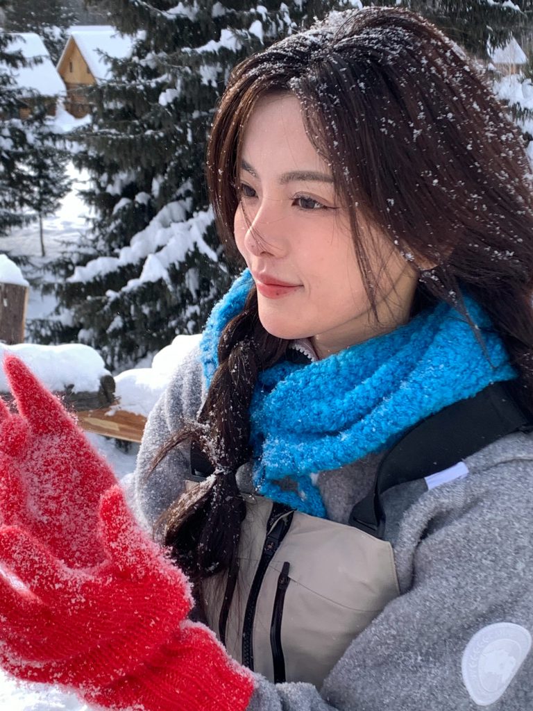 杨超越扎麻花辫穿背带裤 戴红手套玩雪超萌