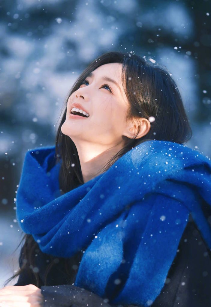 李一桐雪景大片 笑容甜美治愈氛围拉满