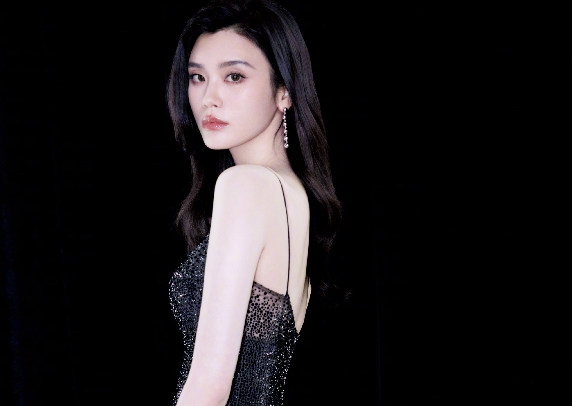 奚梦瑶穿透视亮片裙长腿吸睛 尽显超模气场