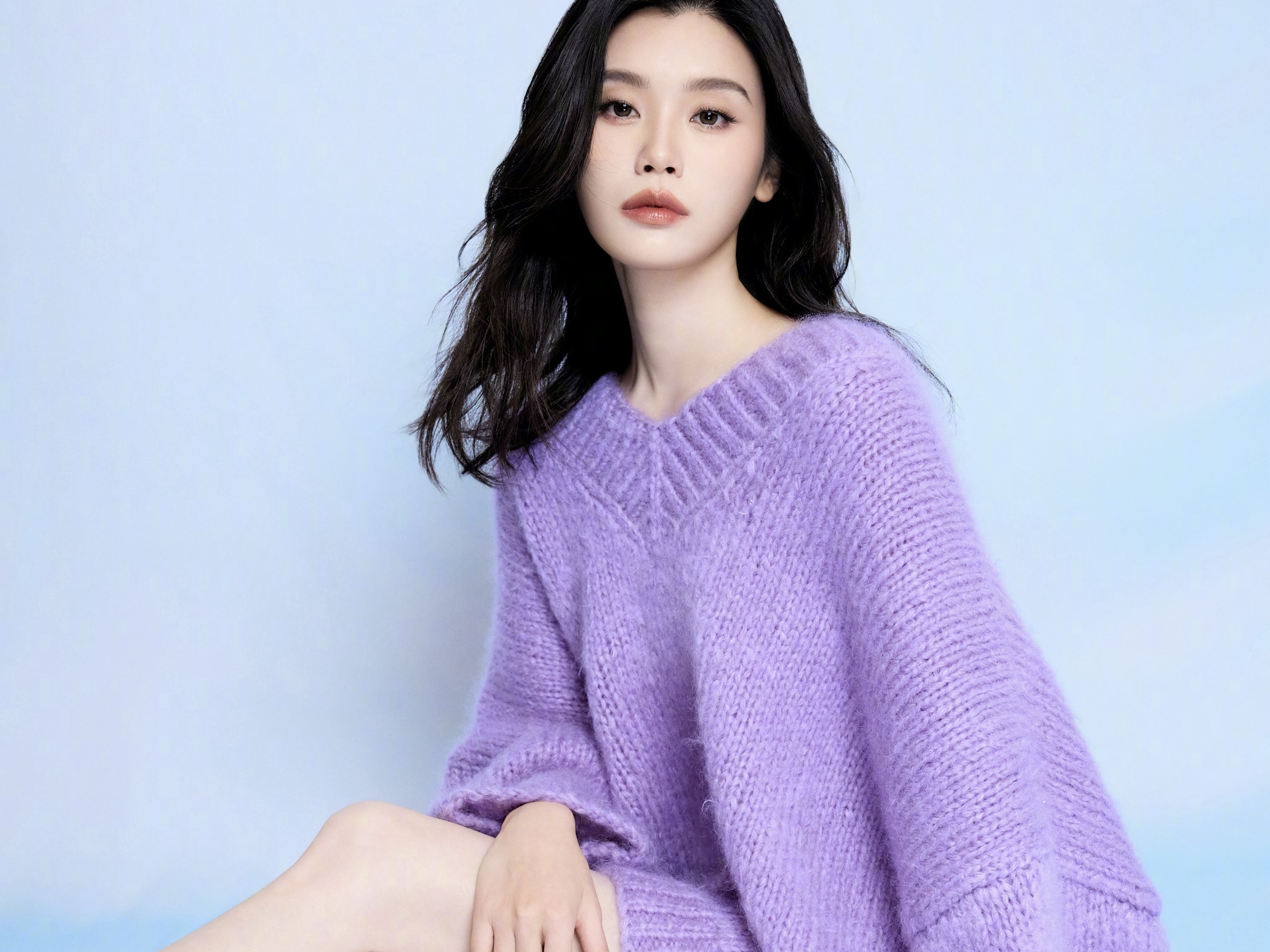 奚梦瑶穿紫色毛衣大秀美腿 发丝飞扬气场强