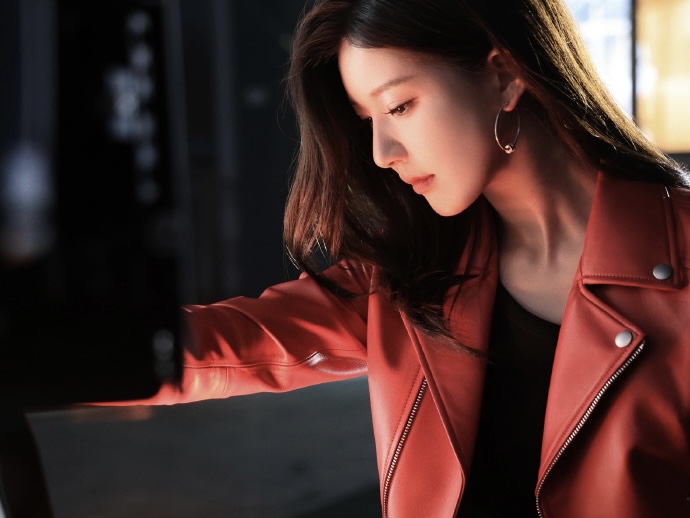 赵露思穿机车外套搭配大圈耳环 甜酷十足