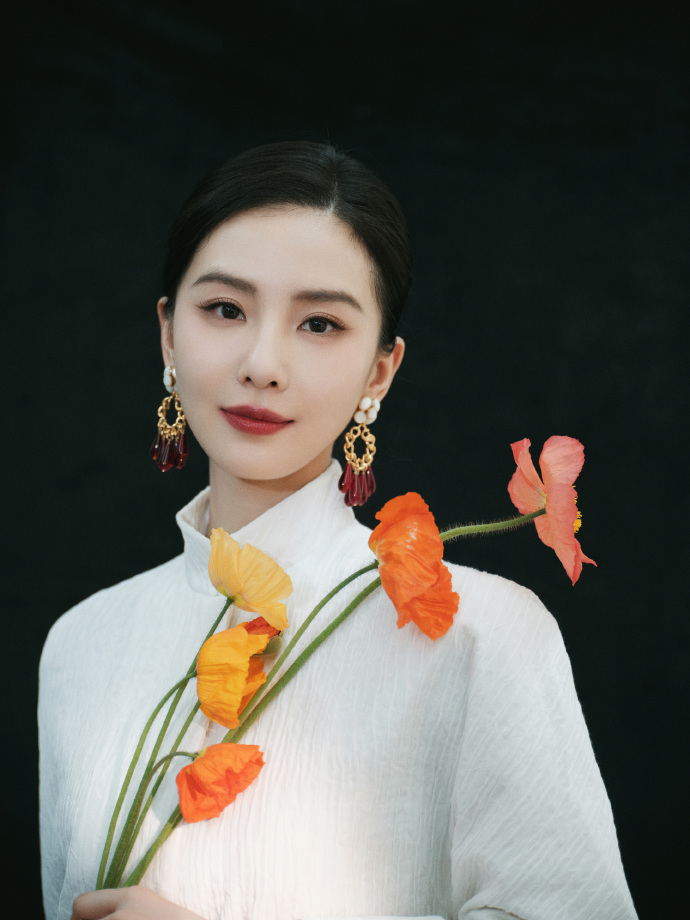 刘诗诗穿新中式套装 清新温婉韵味十足