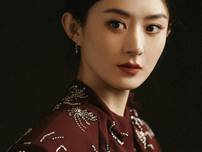 赵丽颖丝绒红唇妆造优雅 捧花露笑颜美丽大方
