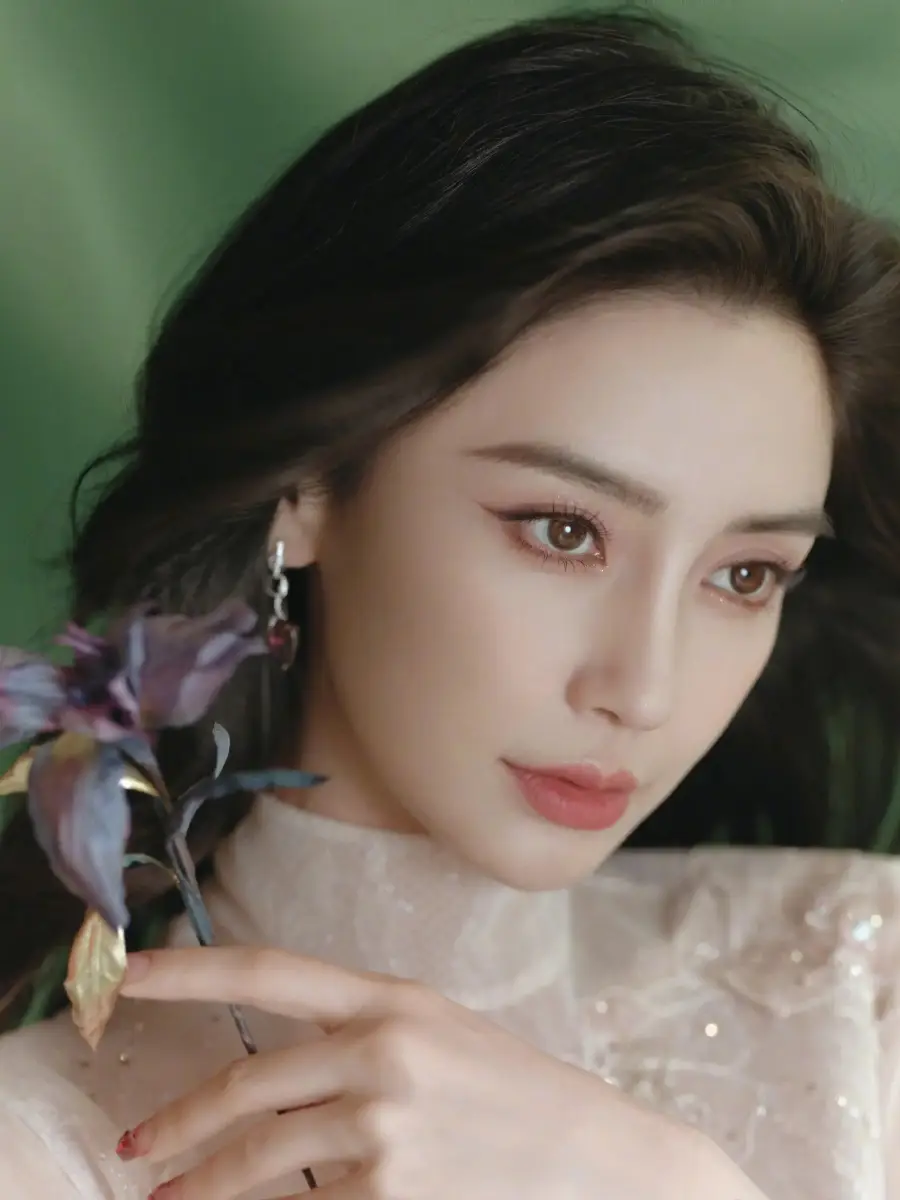angelababy晒深海童话感写真 穿刺绣旗袍美若水仙