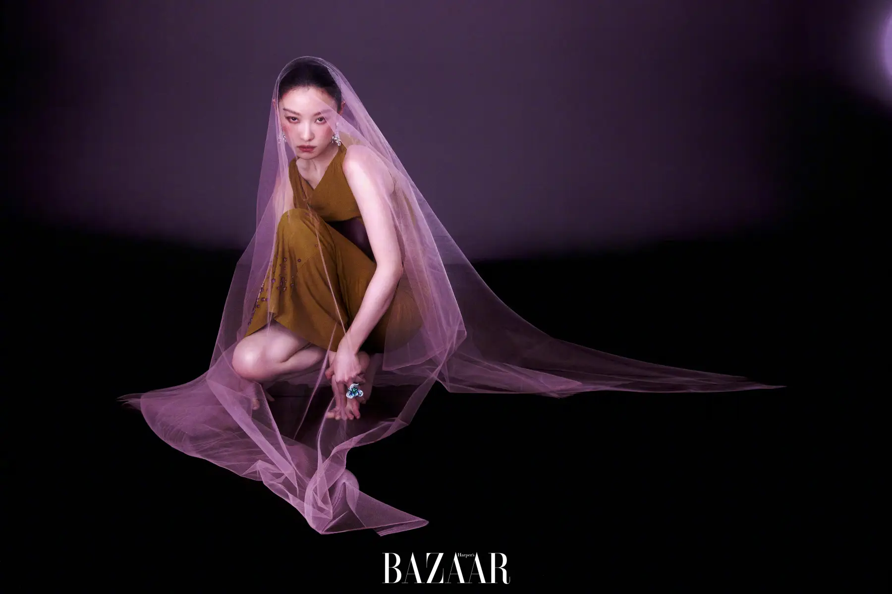 倪妮化微醺妆容身姿清丽 妩媚薄纱造型迷离动人