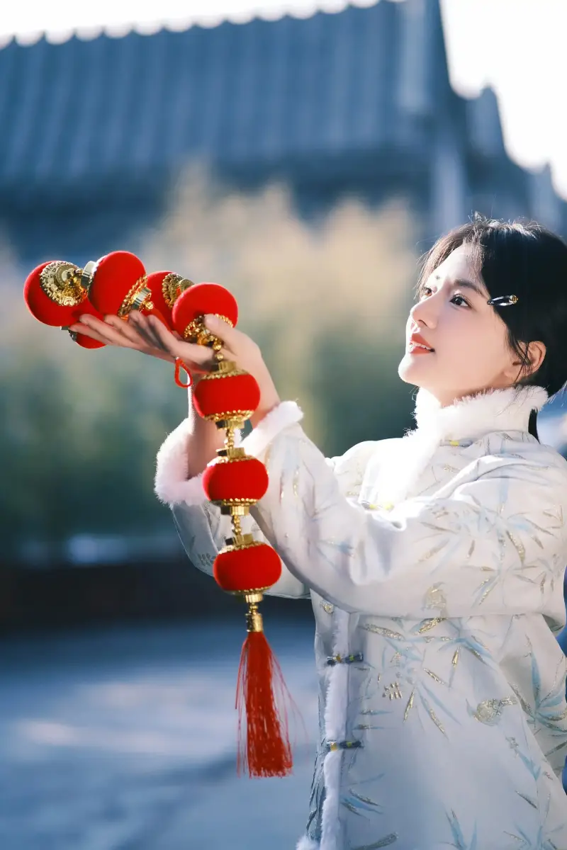 任敏穿白色马褂迎元宵 胡同里吃糖葫芦生活感十足