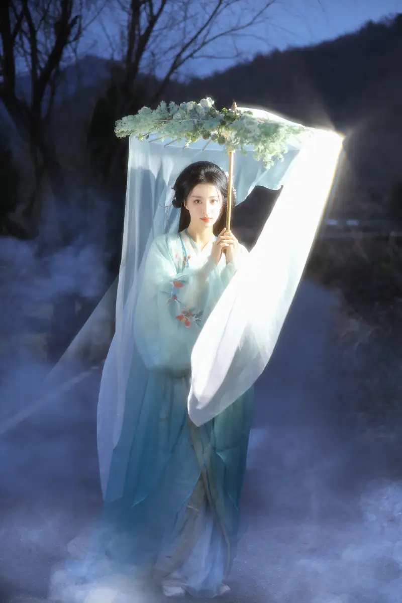 王楚然穿古装手提花灯 婉约动人似仙女下凡