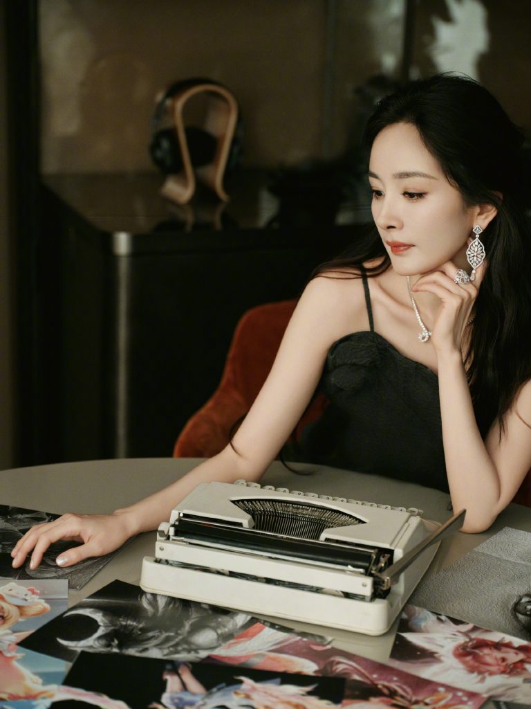 杨幂穿黑色吊带裙 身材纤细性感妩媚