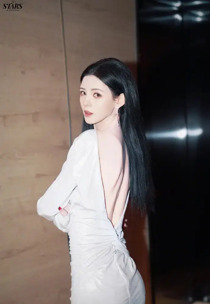 张予曦身穿白色光泽感连衣裙 体态优越双腿笔直