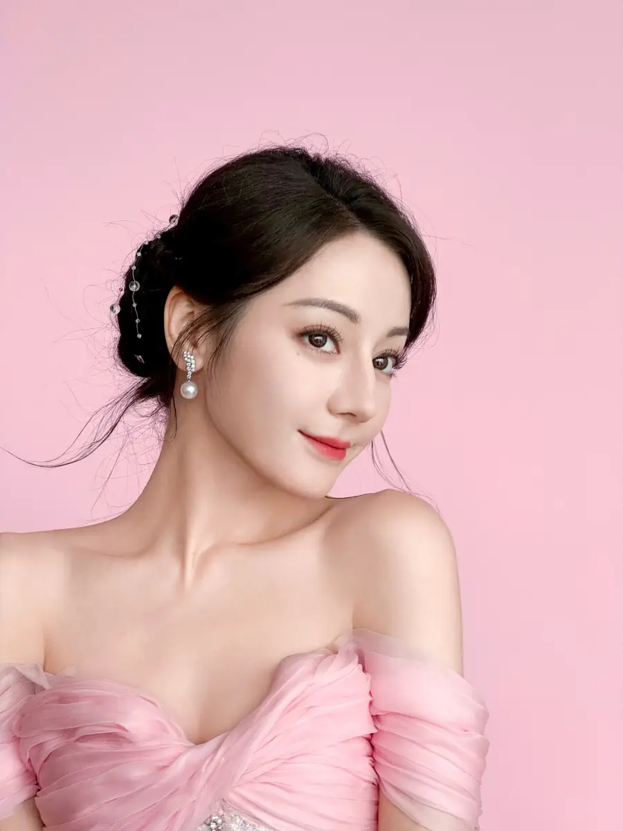 迪丽热巴泡泡粉色造型浪漫 香肩迷人美如童话公主