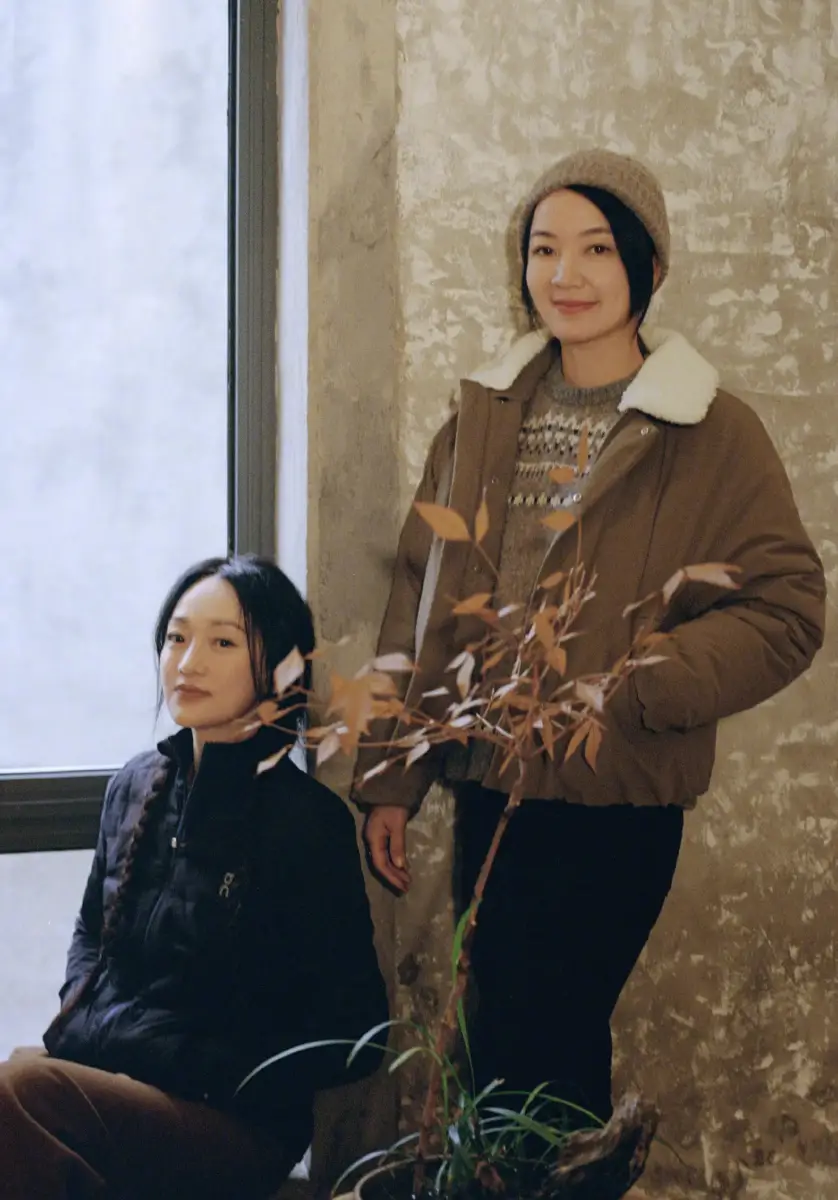 周迅头上戴花笑容灿烂 与阿雅合影端庄大气