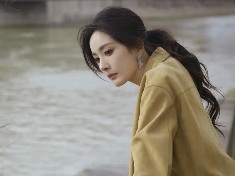杨幂扎马尾辫成熟干练 穿浅黄色夹克清秀温婉