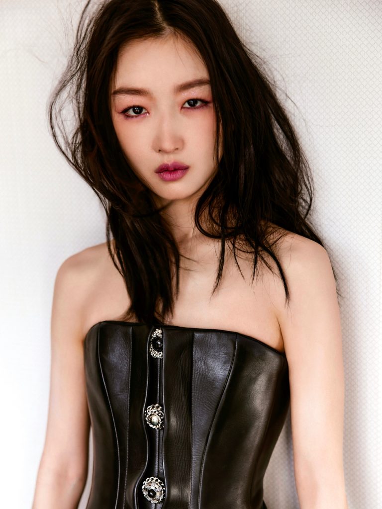 周冬雨抹胸皮裙造型吸睛 妆容酷炫慵懒迷人