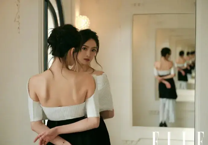 宋茜晒巴黎看秀美照 露蝴蝶骨身材曼妙美好