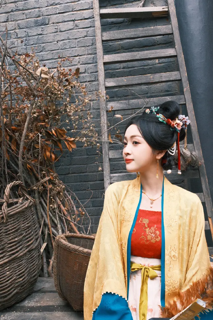 吴宣仪一袭淡黄色汉服 抬头望花清丽动人
