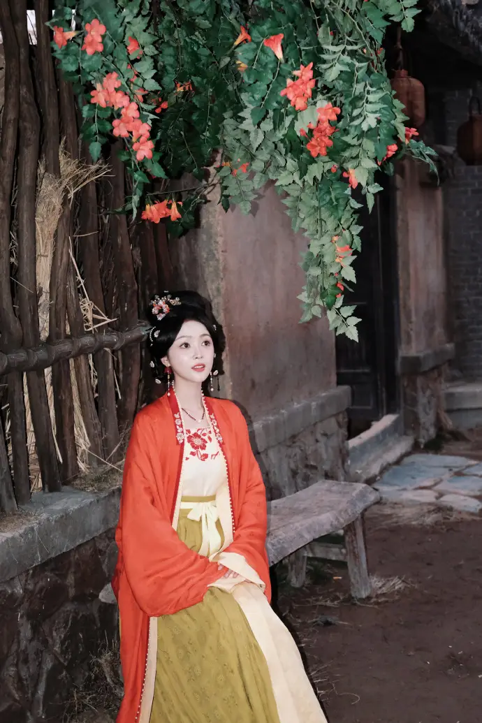 吴宣仪一袭淡黄色汉服 抬头望花清丽动人