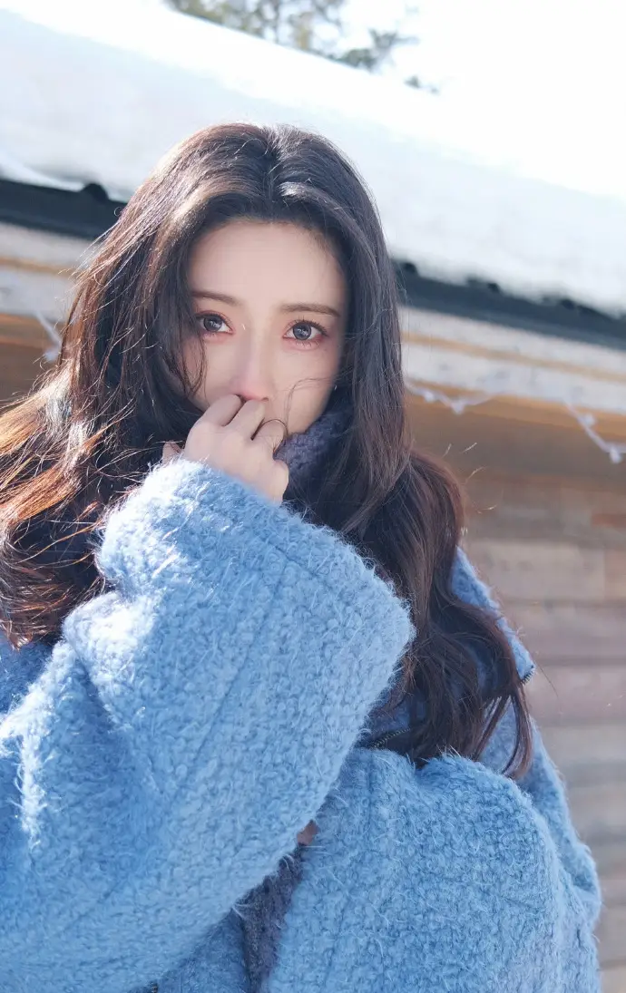 孟子义晒沈月镜头下的自己 在雪地中清冷感十足