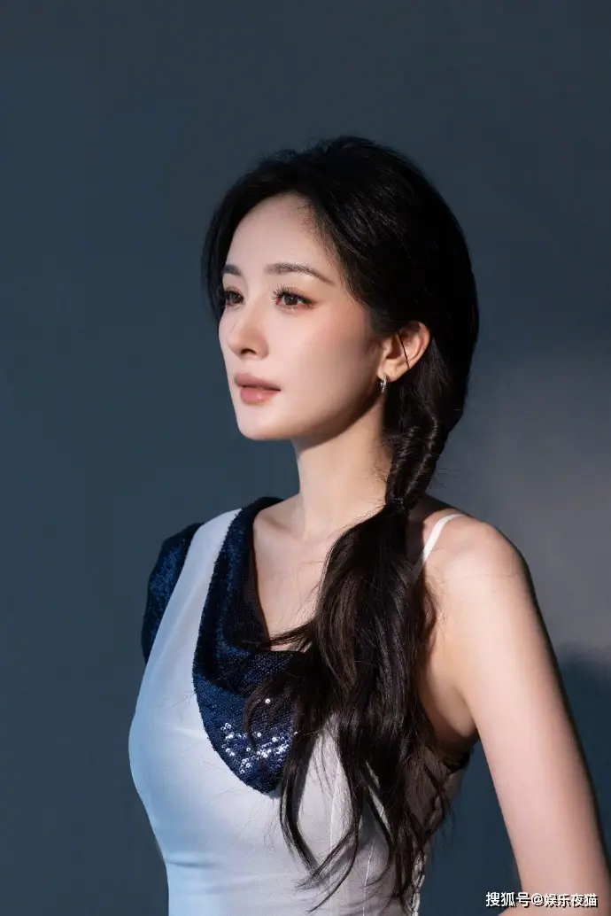 杨幂一袭蓝色白裙拼接写真气质优雅身材婀娜曼妙