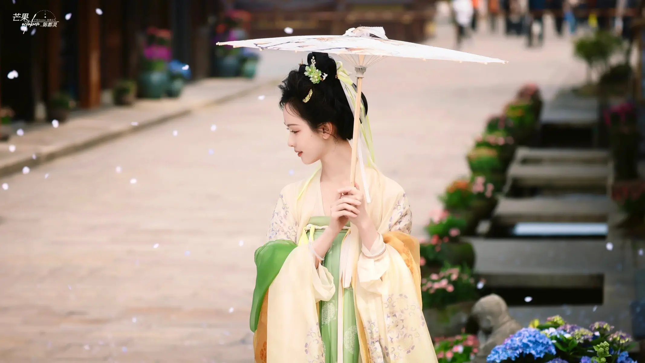 陈都灵穿嫩黄色唐制汉服 柔美明媚似花神降临