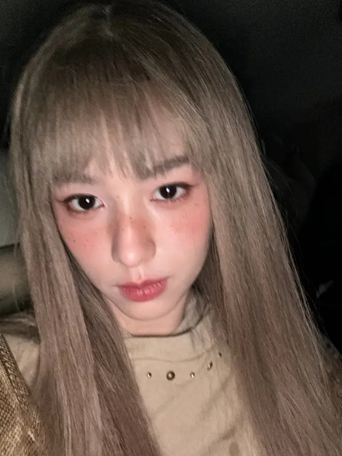周也金发雀斑妆好时尚 仿佛漫画公主走进现实
