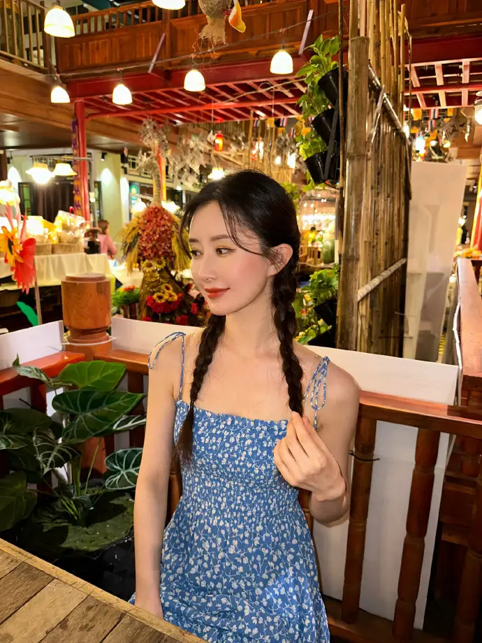 舒畅晒泰国游玩照气质独特 穿马面裙弘扬中华文化