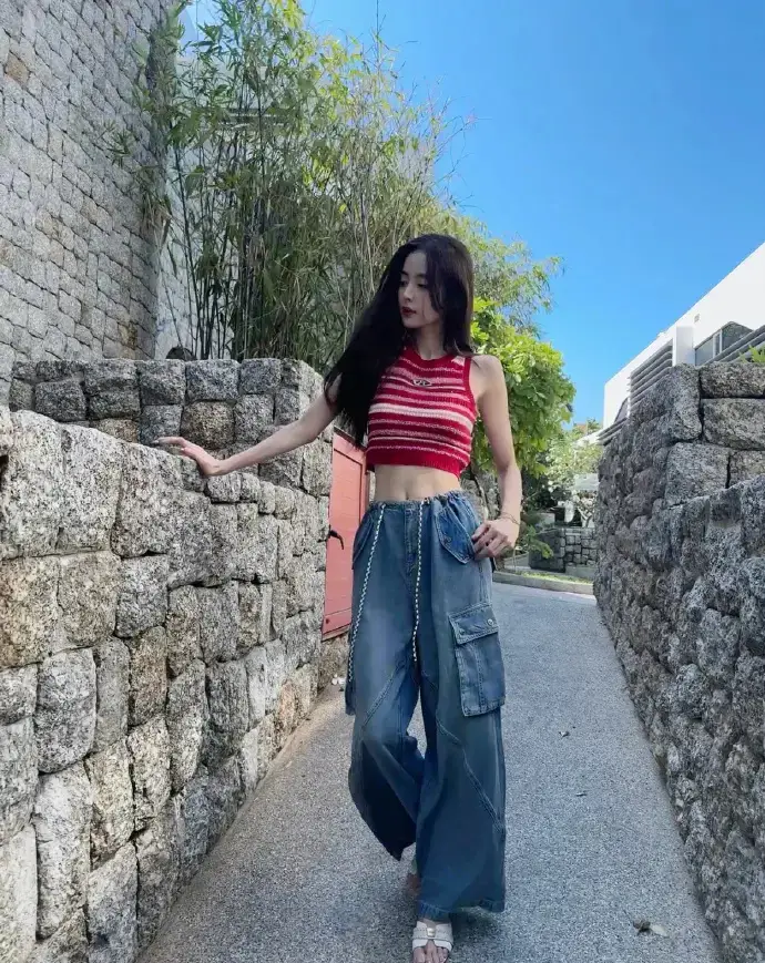 娜扎穿红色吊带秀纤细腰线 牛仔裤搭凉拖比例超好