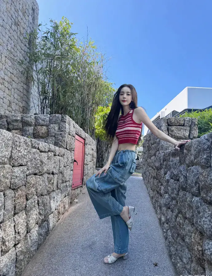 娜扎穿红色吊带秀纤细腰线 牛仔裤搭凉拖比例超好