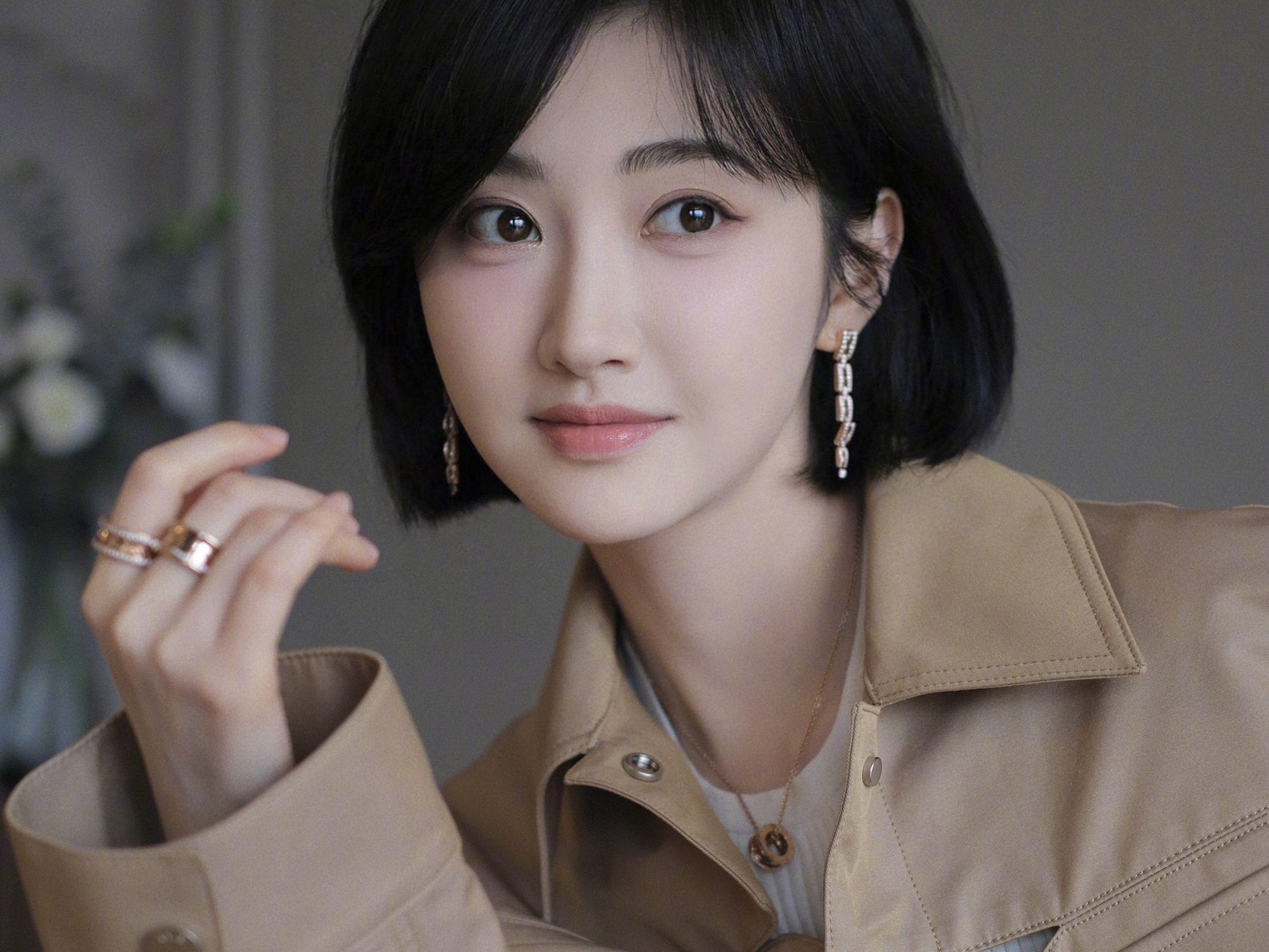 景甜短发搭配驼色皮衣 妆容精致温柔甜美